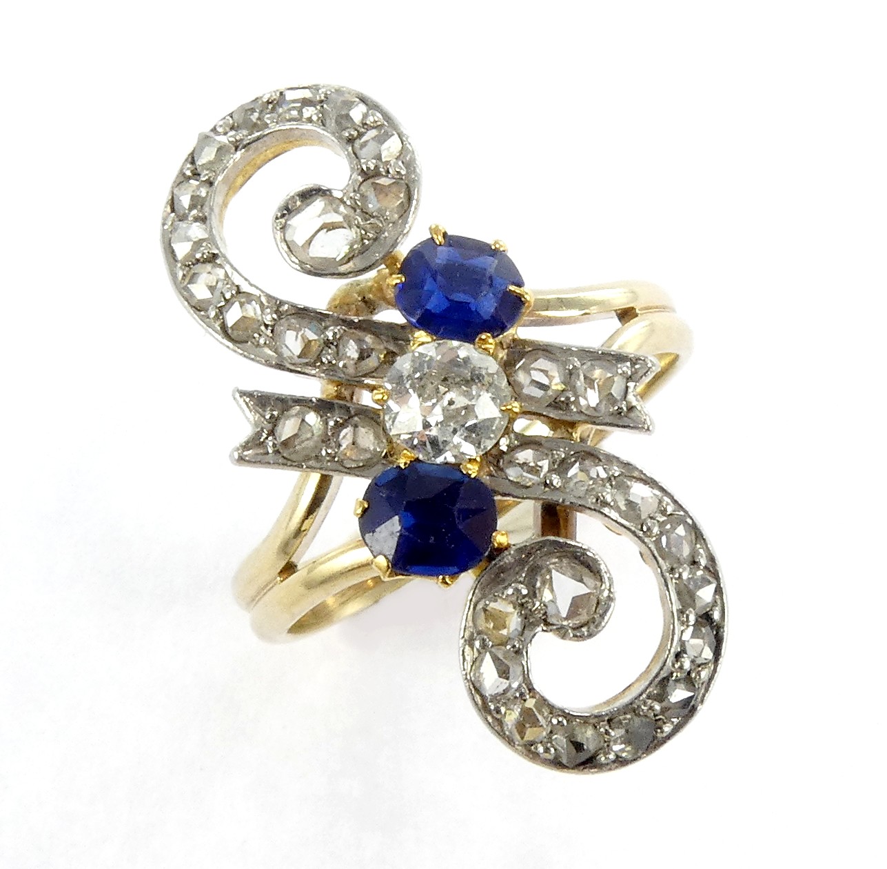 Lot 17 — 1 Bague Or 750 mil. Non poinçonnée, sertie de roses et de sa