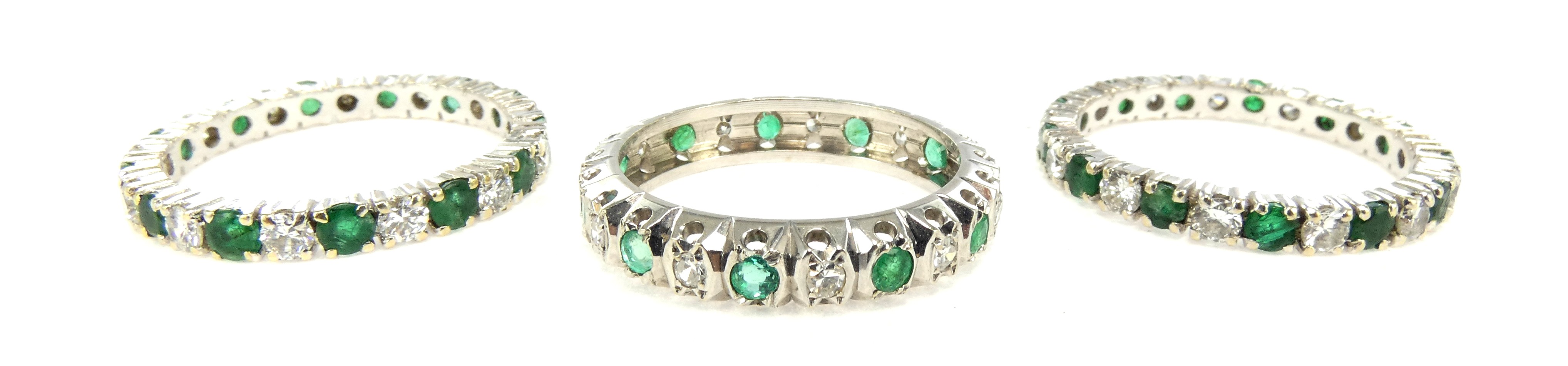 Lot 18 — 1 Alliance Or 750 mil. sertie d'émeraudes et de brillants, m