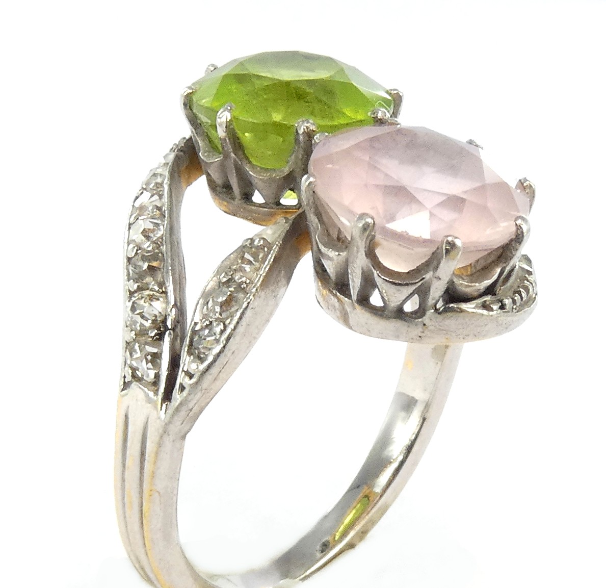 Lot 30 — 1 Bague Or 750 mil. Non poinçonnée, sertie de brillants, d'u