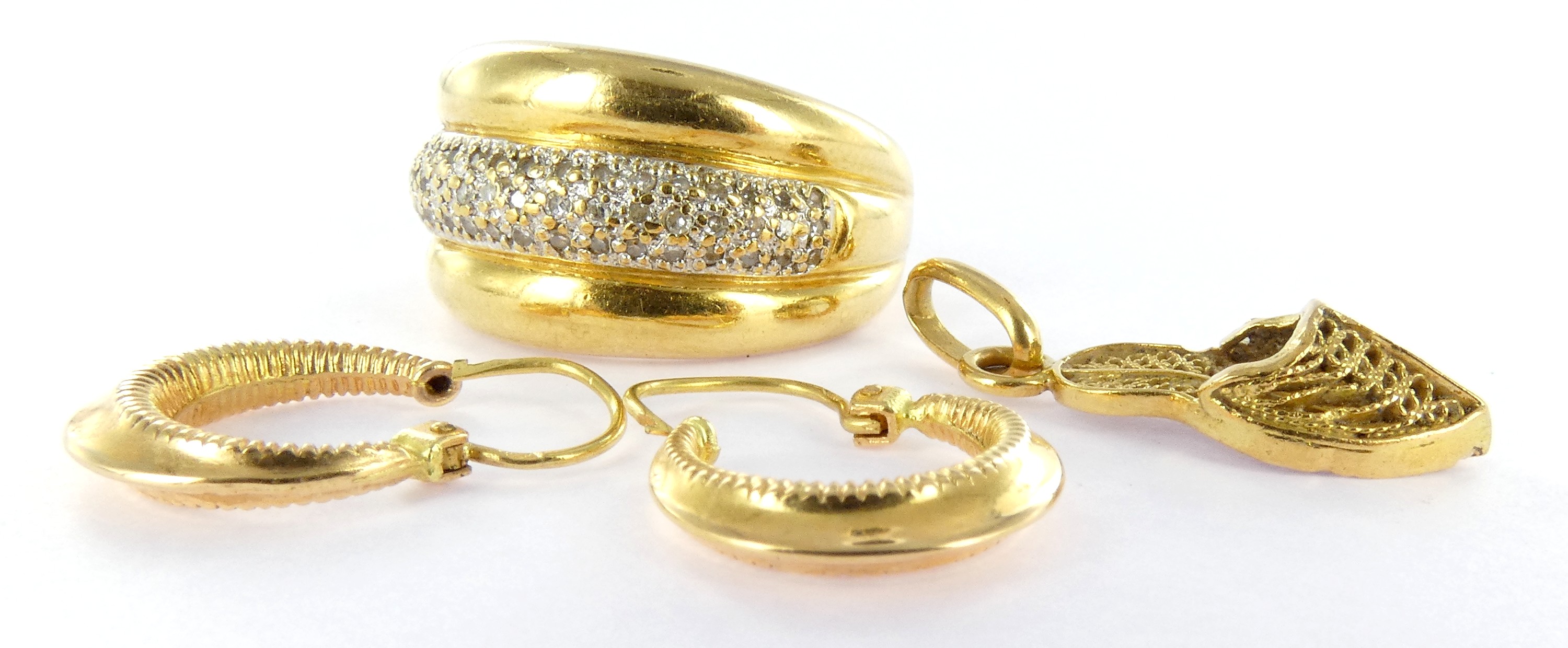 Lot 4 — 1 Bague Or 750 mil. Poinçonnée, brillants, 5.4g, 1 Paire de 